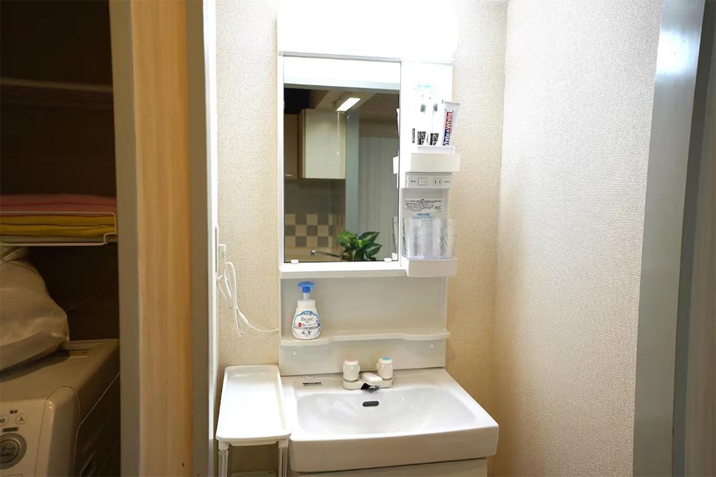 204 Nishi-shinjuku Gochome 9 Minutes Walk 40 Square Meters Sleeps Up To 6 People